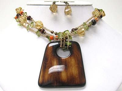 Wood look large acryl pendant and multi row mixed beads necklace set