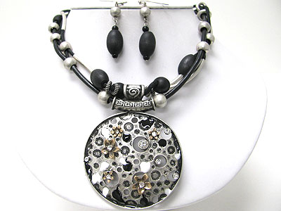 Metal art work round pendant wood ball necklace set