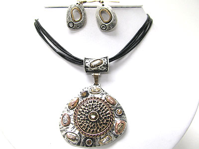 Tri tone metal art work pendant multi cord necklace set