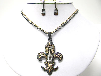 Burnish metal deco patina fleur de lis pendant neckalce set