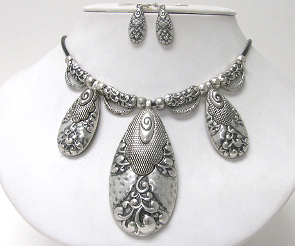 Tri metal art deco oval pendant dangle necklace earring set