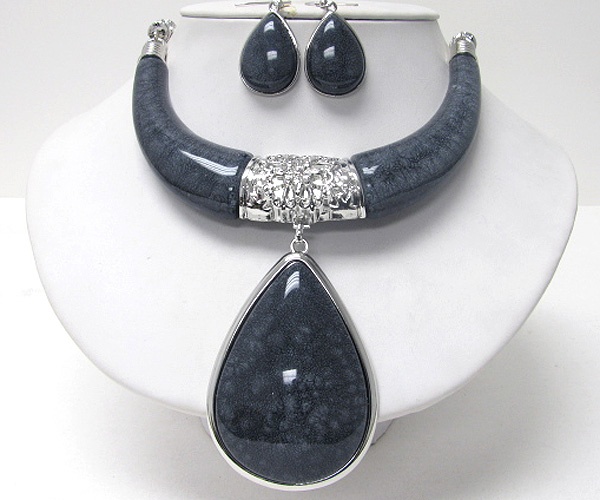 Large teardrop pendant and resin half chocker necklace earring set