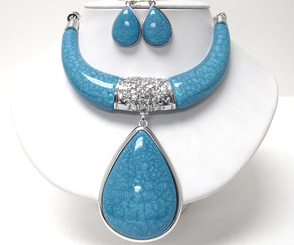 Large teardrop pendant and resin half chocker necklace earring set