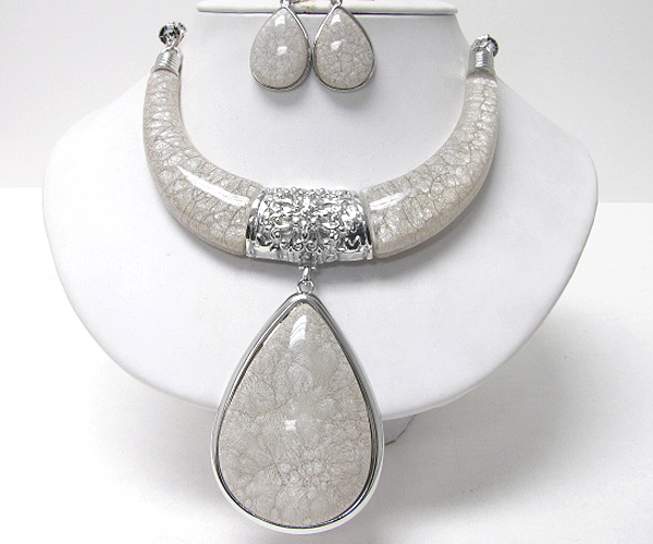 Large teardrop pendant and resin half chocker necklace earring set