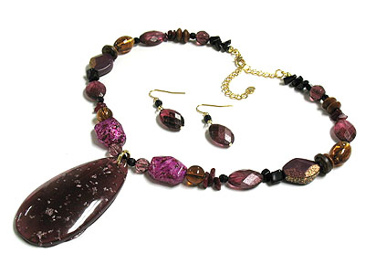 Colored long regin pendant and natural material beads necklace and earring set