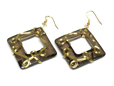 Acrylic and metal deco earring 