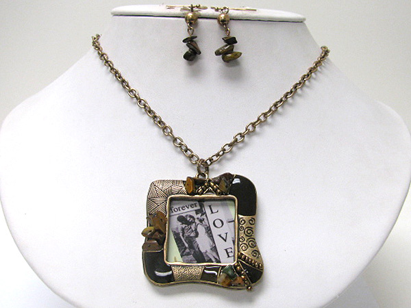 Natural chip stone and metal art deco photo frame pendant necklace earring set