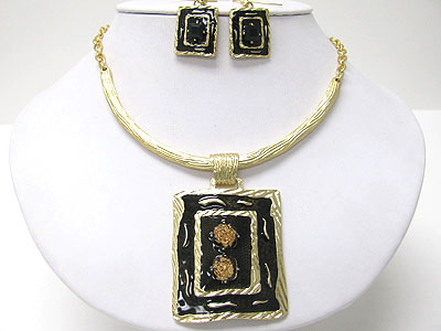 Metal epoxy art work pendant and half choker chain necklace set