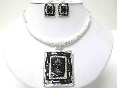 Metal epoxy art work pendant and half choker chain necklace set