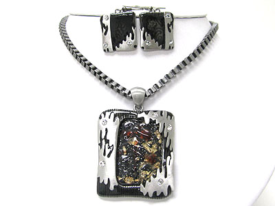 Metal and glss art work pendant and box chain necklace set