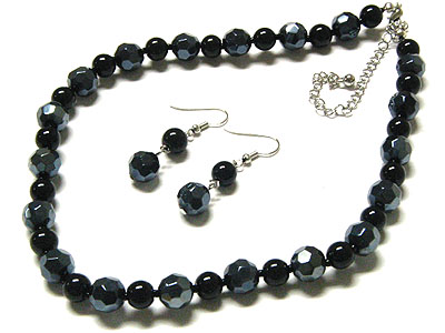 Pearl and glass beads necklace and earring set