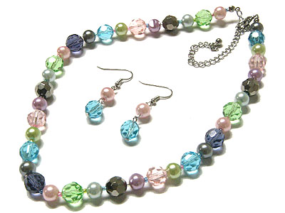 Pearl and glass beads necklace and earring set