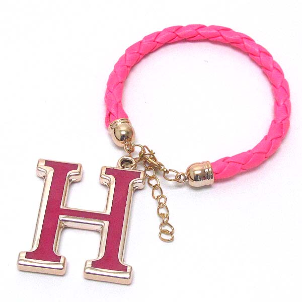 Initial charm and leatherette band bracelet - h