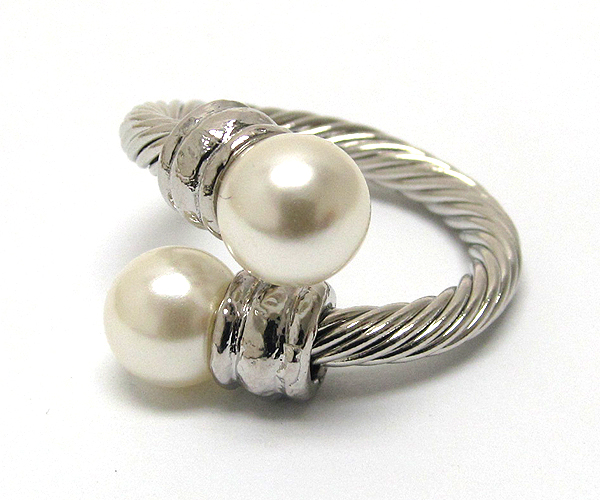 One row wierd coiled end two pearl stretch ring