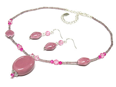 Pastel tone figurin and glass necklace and earring set 