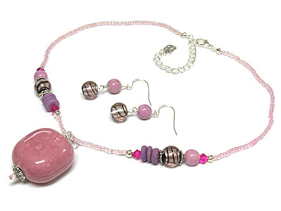 Pastel tone figurin and glass necklace and earring set 