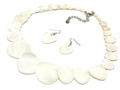 Multi gradation shell heart link necklace and earring set 