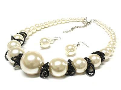 Gradation pearl and wire deco necklace and earring set