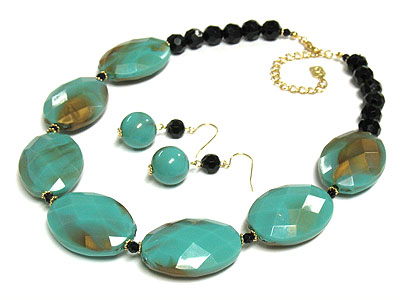 Gradient color acryl necklace and earring set