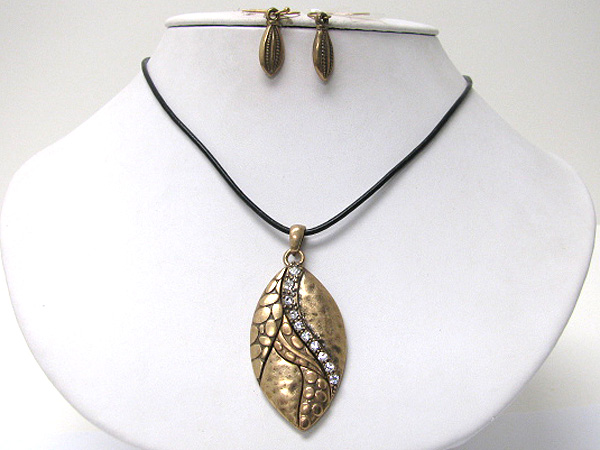 Crystal line and pebble pattern metal leaf pendant neckalce set