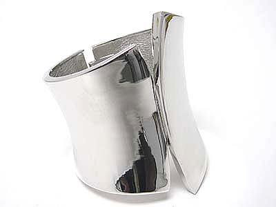 Wide and twist metal hinge bangle