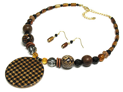 Dark meshed wood pattern round pendant and bead necklace and earring set