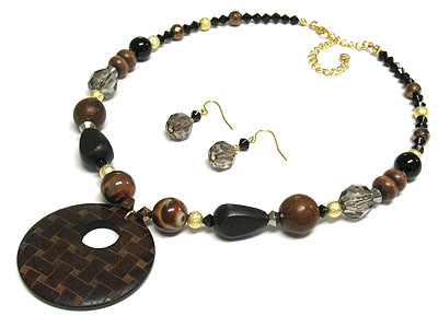 Dark meshed wood pattern round pendant and bead necklace and earring set