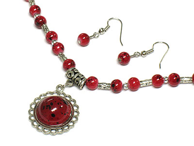 Synthtic coral and metal link necklace and earring set