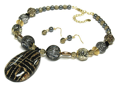 Wood and regin mosaic pendant and genuine glass beads necklace and earring set