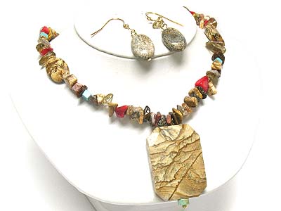 Natural stone pendant and chip stone strand necklace and earring set