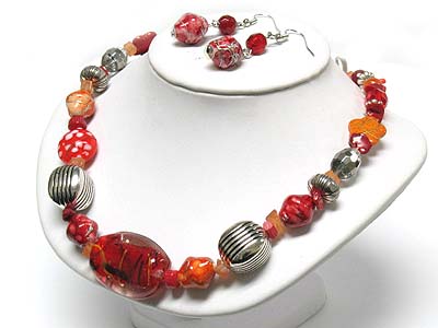 Glass and candy beads necklace and earring set