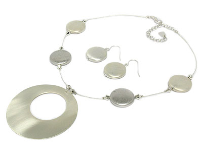 Metal disk and wire thread necklace and earring set