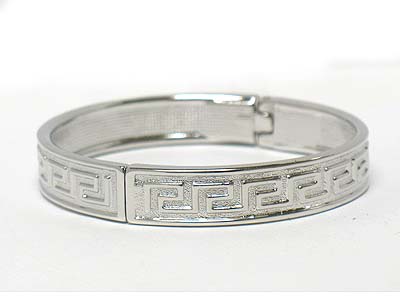 Filigree metal hinge bangle