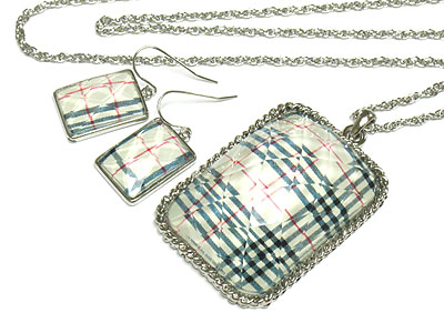 Dandy checker pattern pendant necklace and earring set