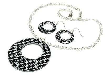 Checker pattern donut pendant necklace and earring set