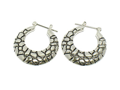 Metal hollow earring