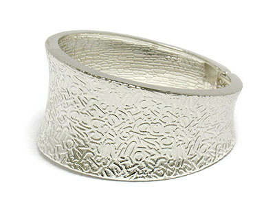 Metal hinge bangle