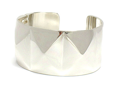 Metal cuff bangle