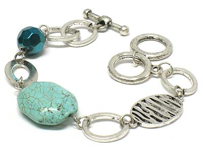 Turquoise stone and cut out metal link toggle bracelet