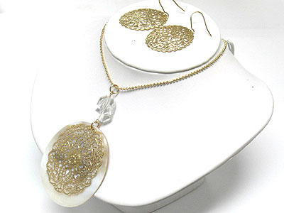 Oval shell disk and metal filigree pendant necklace and earring set