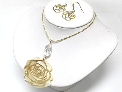 Shell disk and metal flower pendant necklace and earring set