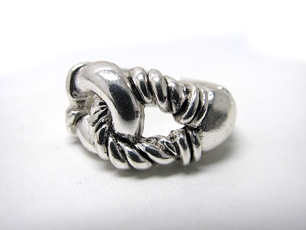 Link textured metal casting stretch ring