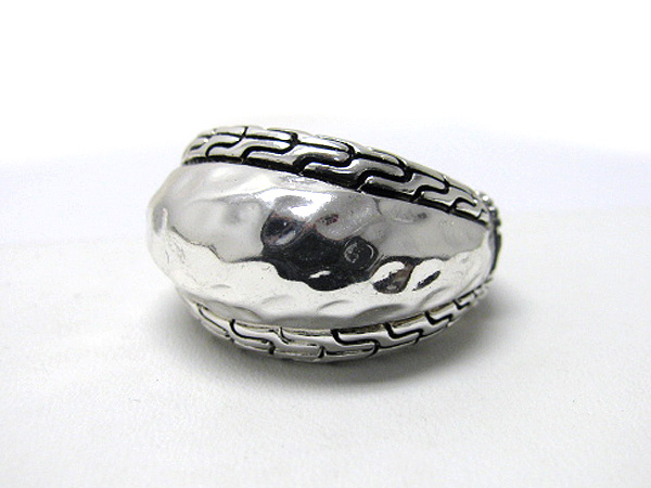 Two tone puffy textured metal casting stretch ring