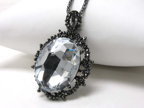 Oval crystal pendant necklace