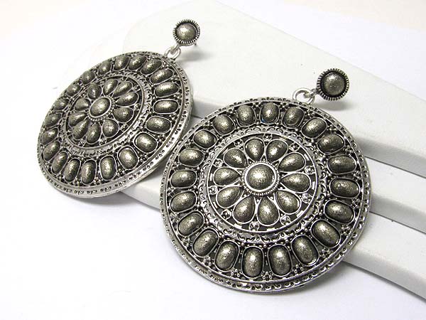 Metal stud deco round disk earring