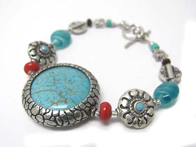 Round turquoise stone and casting metal toggle bracelet