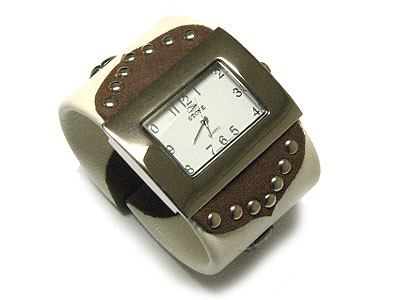 Fashion wide leather band bangle watch