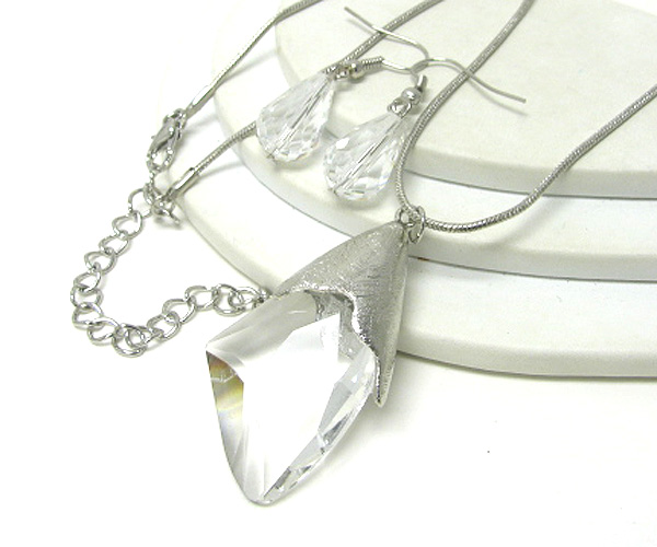 Facet crystal and scratch metal pendant necklace earring set