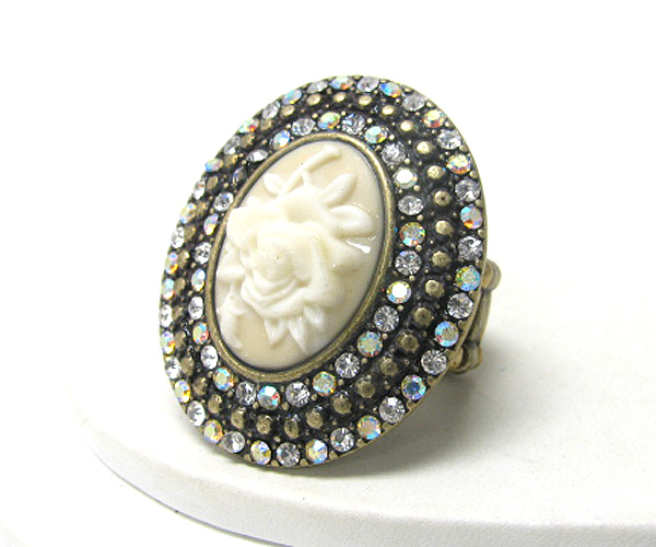 Oval multi line crystal and cameo stretch ring