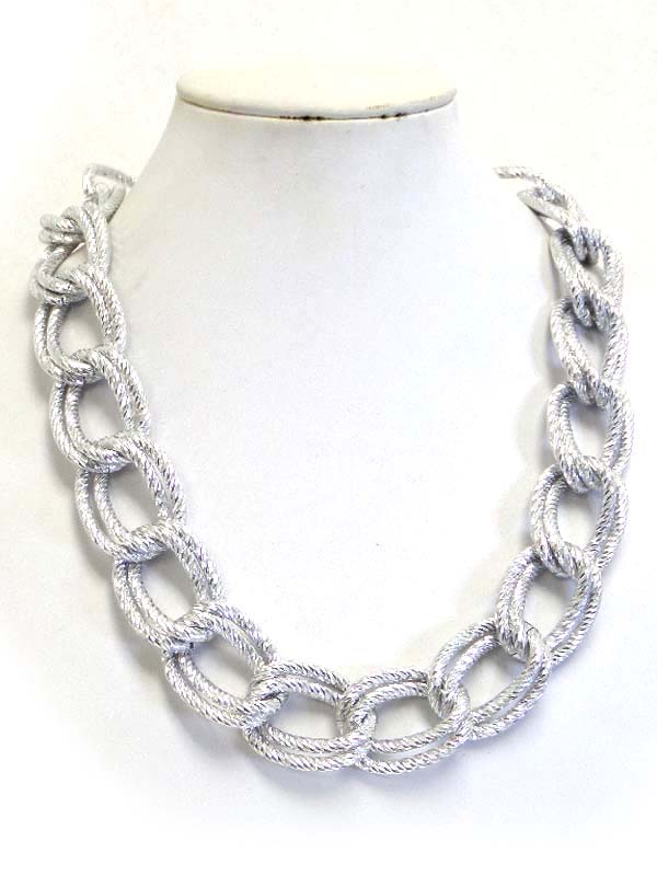 Textured double thick chain link necklace